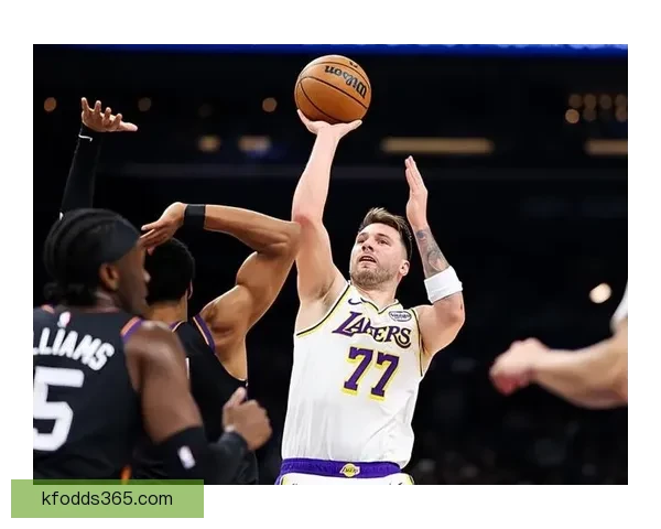 东契奇腿筋二级拉伤无限期休战 湖人前景堪忧恐无缘所有评奖